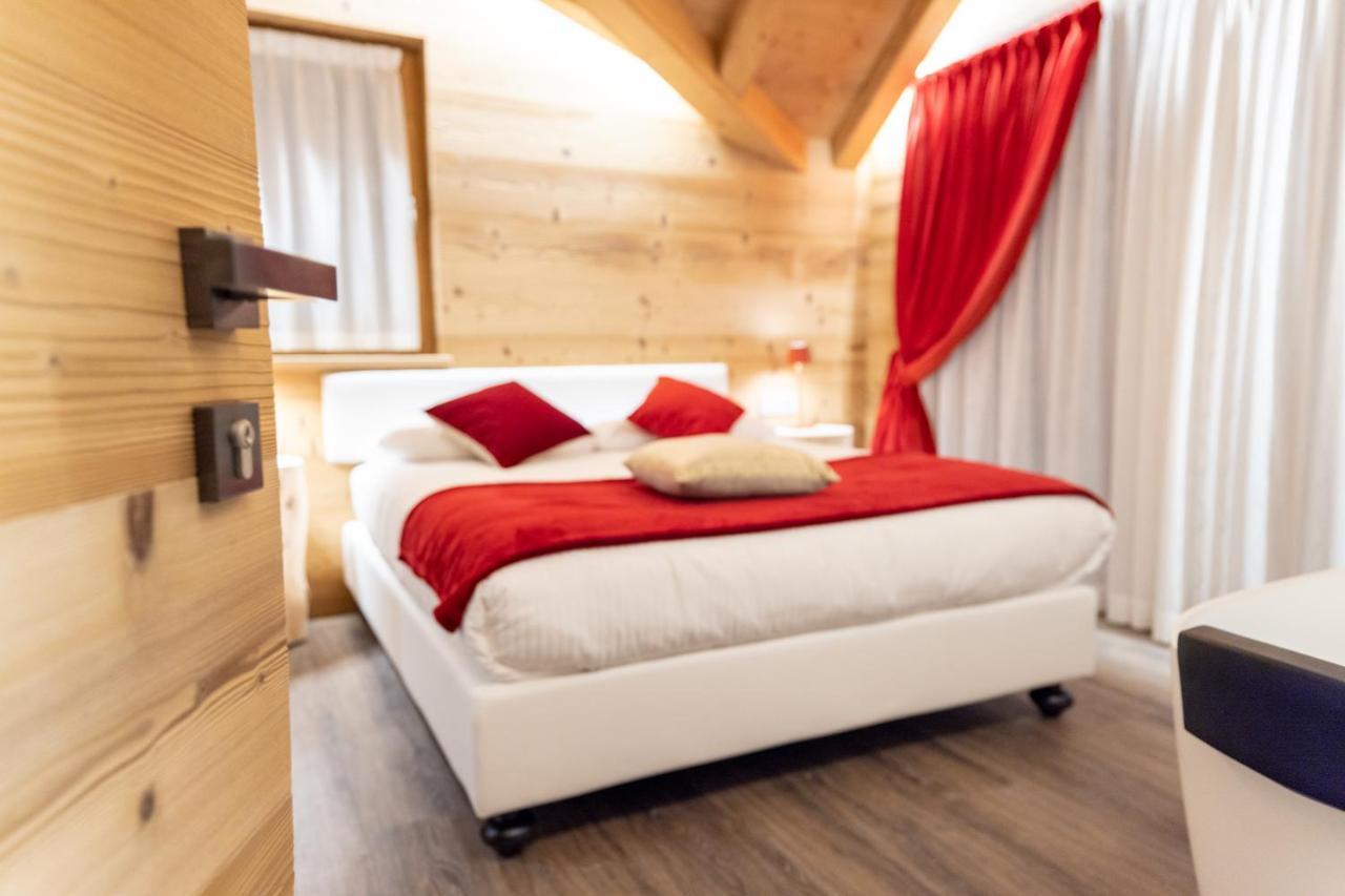 Chalet Imbosc'Che - 5 Beautiful Rooms In Charming B&B Livigno Bagian luar foto